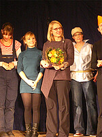 Bild von der Seminarleiterin mit Blumenstrauß