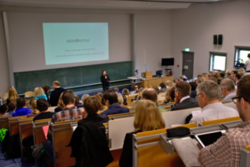 studierende sitzend in einem Hörsaal.