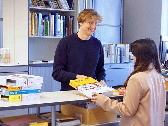 Zwei Personen in der Thestotek der Psychologie.