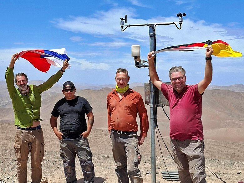 Prof. Dr. Alexander Siegmund (rechts) mit chilenischen Partnern in der Atacama Wüste in Chile.