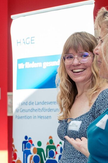 Zu sehen ist Alumna Hannah Lene Schreiber gemeinsam mit einer Kollegin