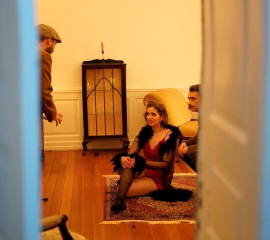 Zu sehen sind Student:innen der PH Heidelberg bei einem Theaterstück im Heidelberger Völkerkundemuseum.