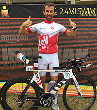 Dr. Dalibor Cesak mit einem Fahrrad der beim Ironman teilgenommen hat.