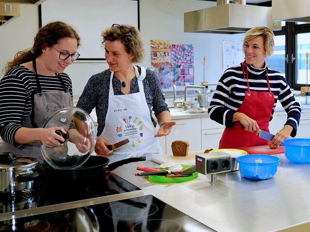 Drei Frauen bereiten in der Lehrküche der Pädagogischen Hochschule Heidelberg Essen zu.