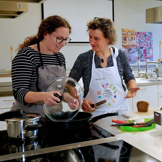 Drei Frauen bereiten in der Lehrküche der Pädagogischen Hochschule Heidelberg Essen zu.
