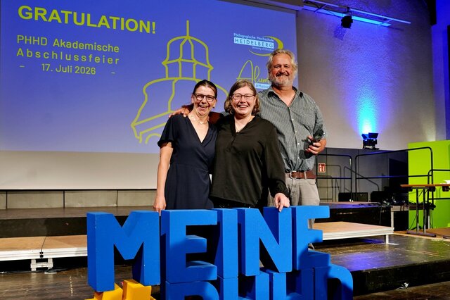 Zu sehen sind Menschen hinter Styropor-Buchstaben #MeinePHHD