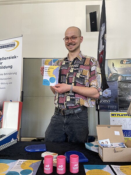Tutor Gabriel Weiß informiert interessierte Studierende über Inhalte und Ablauf des Stimmtutoriums beim Markt der Möglichkeiten.