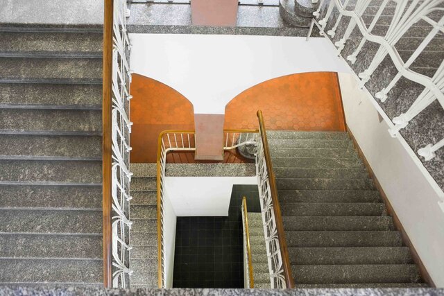 Das Bild zeigt ein Treppenhaus im Altbau der Pädagogischen Hochschule Heidelberg.