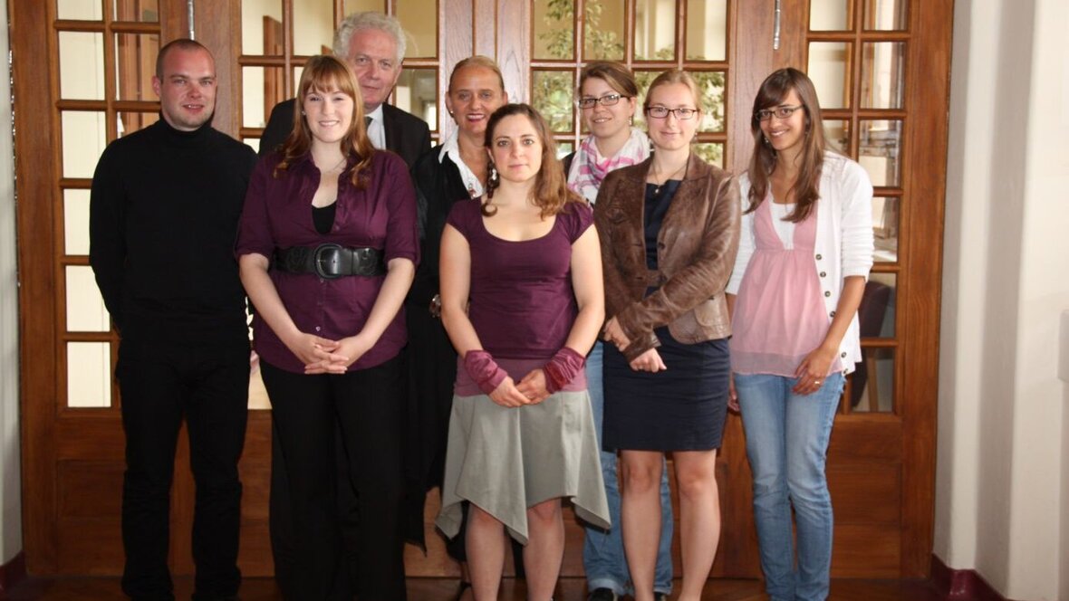 Annelie Wellensiek mit den ersten Stipendiat:innen des Deutschlandstipendiums (2011)