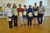 Auch sieben Studentinnen erhalten das Zertifikat über ihre Arbeit als Interkulturelle Lernbegleiter