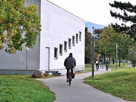 Bild zeigt das Hörsaalgebäude