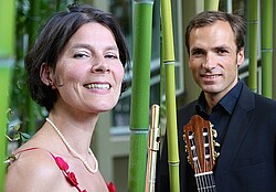 Barbara Rosnitschek und Christian Wernicke jeweils mit einem Instrument in der Hand.