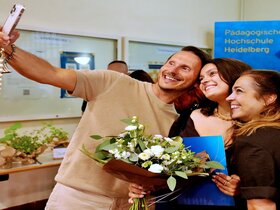Zu sehen sind Alumni der PH Heidelberg bei der Abschlussfeier im Juli 2026.