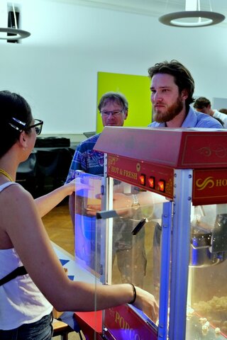 Zu sehen ist die Popcorn-Maschine beim Sektempfang