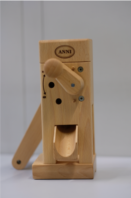 Die Flockenquetsche besteht aus Holz und kann Getreide zu Flocken verarbeiten. Eine genauere Beschreibung liefert der Text unterhalb des Bildes.