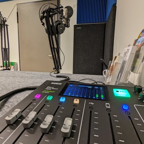 Zu sehen ist das Podcast-Studio.