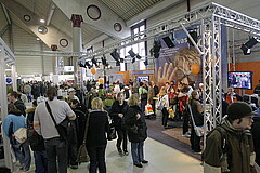 Das Bild zeigt eine Vielzahl von Menschen auf dem Gelände der "Jobs for Future"-Messe in Mannheim.