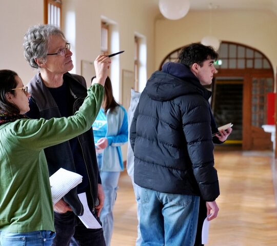 Zu sehen sind zwei Menschen beim Holocaust-Gedenktag an der PH Heidelberg.