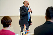 Das Bild zeigt Professor Dr. Hans-Werner Huneke bei seinem Grußwort.