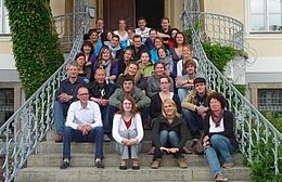 Die Exkursionsteilnehmer vor der Internationalen Jugendbegegnungsstätte Kreisau in Krzyżowa/Kreisau