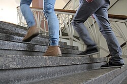 Beine von zwei Menschen auf einer Treppe im Altbau der PH. Copyright Pädagogische Hochschule Heidelberg