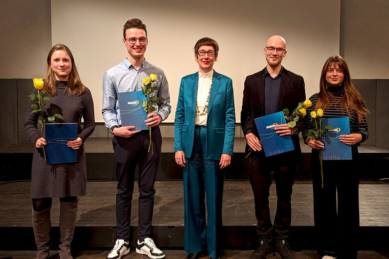 Gruppenbild der Preisträger:innen mit Rektorin Vach.
