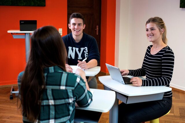 Zwei Studierende sitzen bei einer Beratungssitzung.