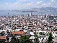 Das Bild zeigt die Stadt Izmir, Türkei, aus der Luft