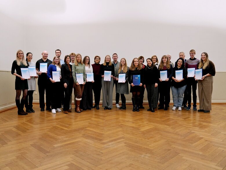 Zu sehen sind die Stipendiat:innen und Förderer