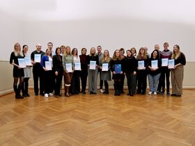 Zu sehen sind die Stipendiat:innen und Förderer