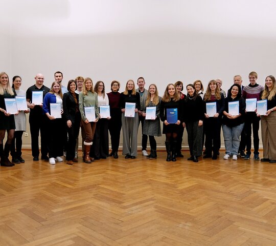 Zu sehen sind die Stipendiat:innen und Förderer