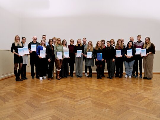 Zu sehen sind die Stipendiat:innen und Förderer