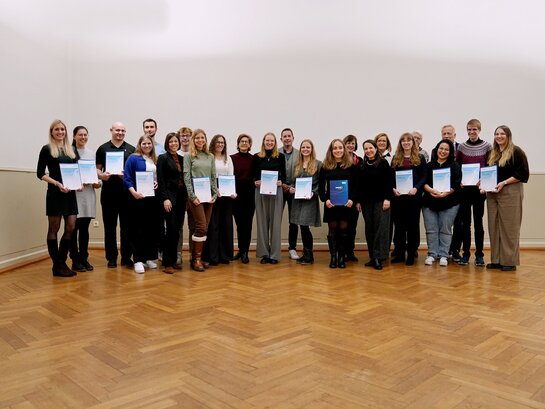 Zu sehen sind die Stipendiat:innen und Förderer