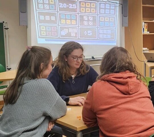 Zu sehen sind Studierende beim Spieletreff an der PH Heidelberg mit Carsten Rohlfs.