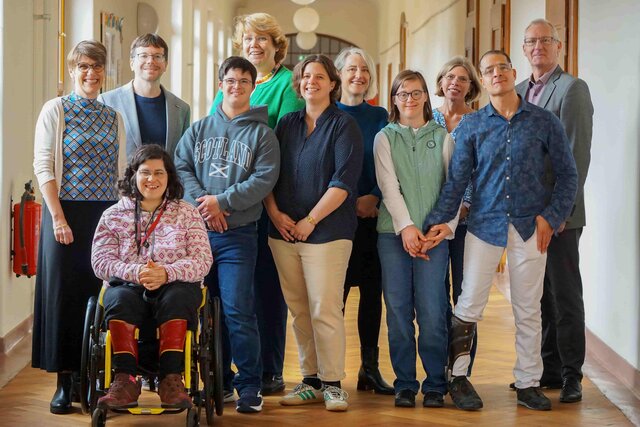 Gruppenbild der Qualifizierungsteilnehmenden, Leitung des AW-ZIB und Kooperationspartner:innen auf dem Flur des Altbaus der PH Heidelberg