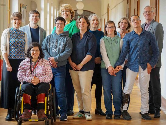 Gruppenbild der Qualifizierungsteilnehmenden, Leitung des AW-ZIB und Kooperationspartner:innen auf dem Flur des Altbaus der PH Heidelberg