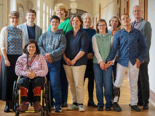 Gruppenbild der Qualifizierungsteilnehmenden, Leitung des AW-ZIB und Kooperationspartner:innen auf dem Flur des Altbaus der PH Heidelberg