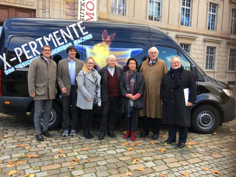 Menschen vor einem Bus von X-perimente.