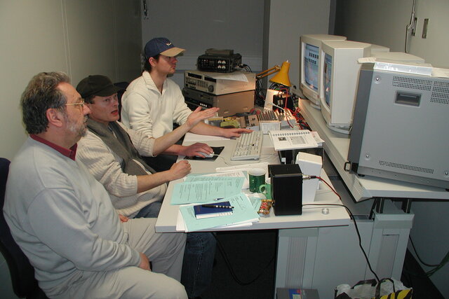 Analoger Videoschnittplatz von ca. 1999, Personen begutachten eine Aufnahme