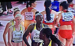 Das Foto zeigt Jessica-Bianca Wessolly zwischen anderen Läuferinnen bei den Leichtathletik-Weltmeisterschaften in Doha. 
