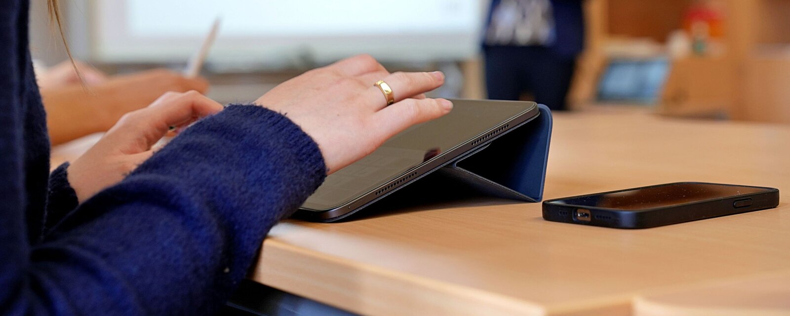 Hände an Laptop