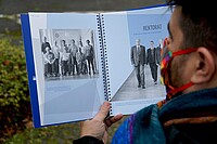 Der Fokus des Bildes liegt auf dem Jahresbericht der Hochschule. Zu sehen ist das gedruckte Bild des Teams aus dem Projekt Inklusive Bildung BaWü. Vorner ist unscharf im Profil Klemens zu sehen, der den Jahresbericht in den Händen hält.