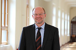 Portrait von Professor Dr. Hans-Werner Huneke im Flur der Ph.