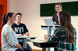 unterhaltende Studierende beim Barcamp.