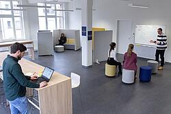 Das Bild zeigt einen großen Raum mit fünf Personen und technischer Ausrüstung zum Lehren. Copyright Pädagogische Hochschule