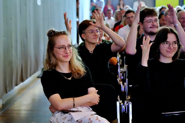 Zu sehen ist u.a. Alexandra Gräber (Alumni-Managerin) sitzen & lachend im Publikum.