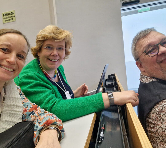 Kathrin Ludwig, Karin Terfloth und Helmuth Pflantzer in einem Hörsaal in Bremen auf der IFO