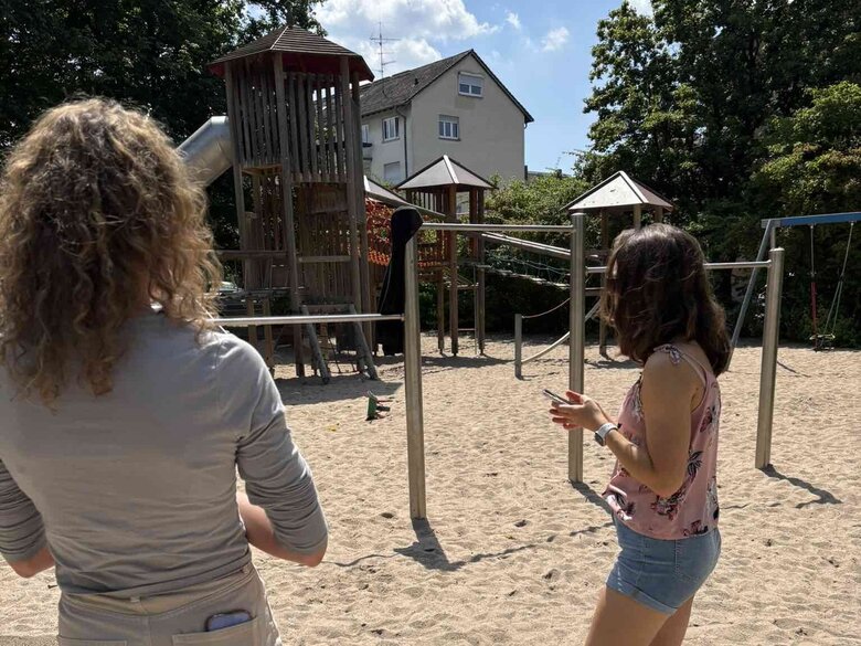 Das Bild zeigt das KomBus2.0-Team beim Test des Instruments auf einem Spielplatz