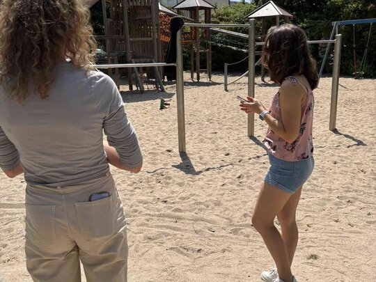 Das Bild zeigt das KomBus2.0-Team beim Test des Instruments auf einem Spielplatz