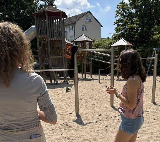 Das Bild zeigt das KomBus2.0-Team beim Test des Instruments auf einem Spielplatz